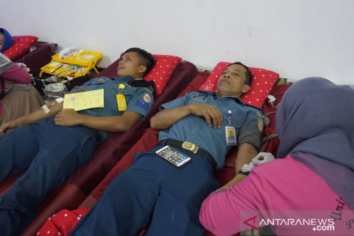 Personel Lantamal VI  donor darah sambut HUT TNI AL ke-74