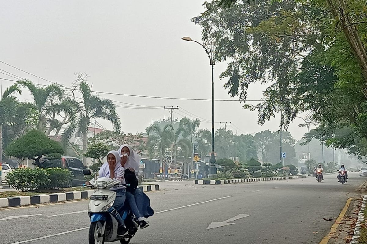 Karhutla Riau - Udara bercampur asap, sekolah di Siak diliburkan