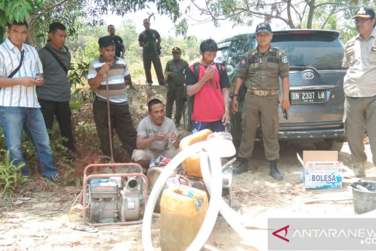 Satpol PP Bangka Barat tangkap dua penambang liar timah di Menumbing