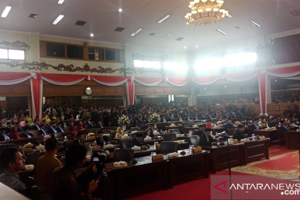 Ruang paripurna dipadati ribuan undangan hadiri pelantikan 55 anggota DPRD terpilih