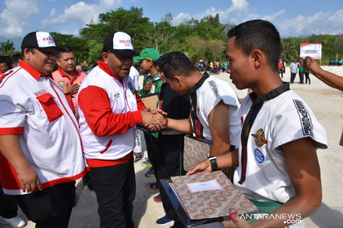 Bupati Madina serahkan piagam kepada atlet dan wasit