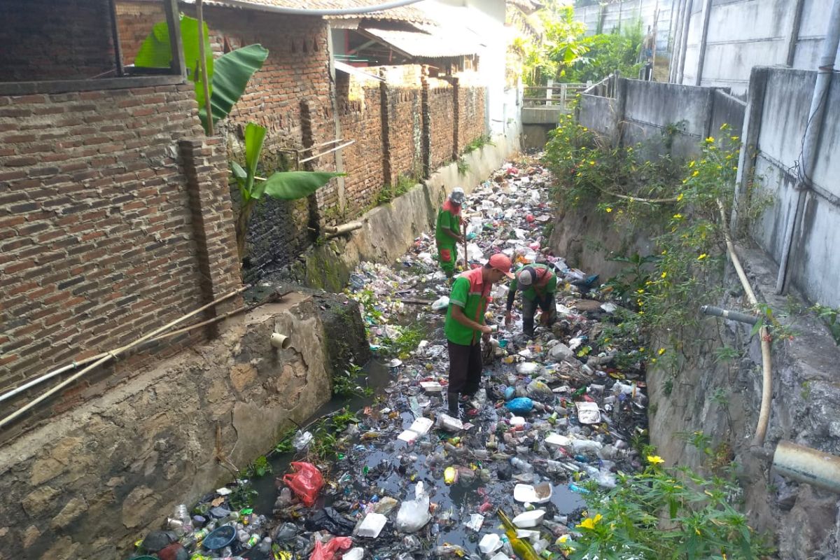 Pemkot Bandarlampung bersihkan sampah yang menumpuk di sungai