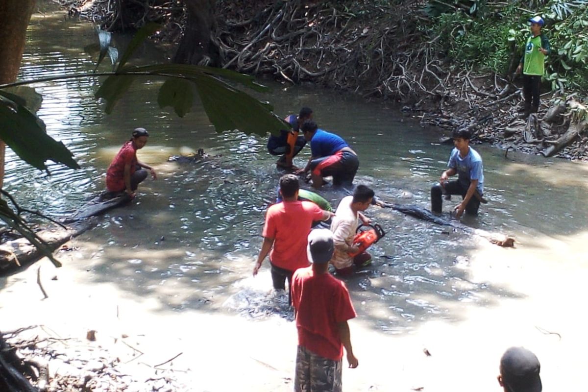 Warga Desa Tanta Tabalong bersihkan Sungai Mangkusip