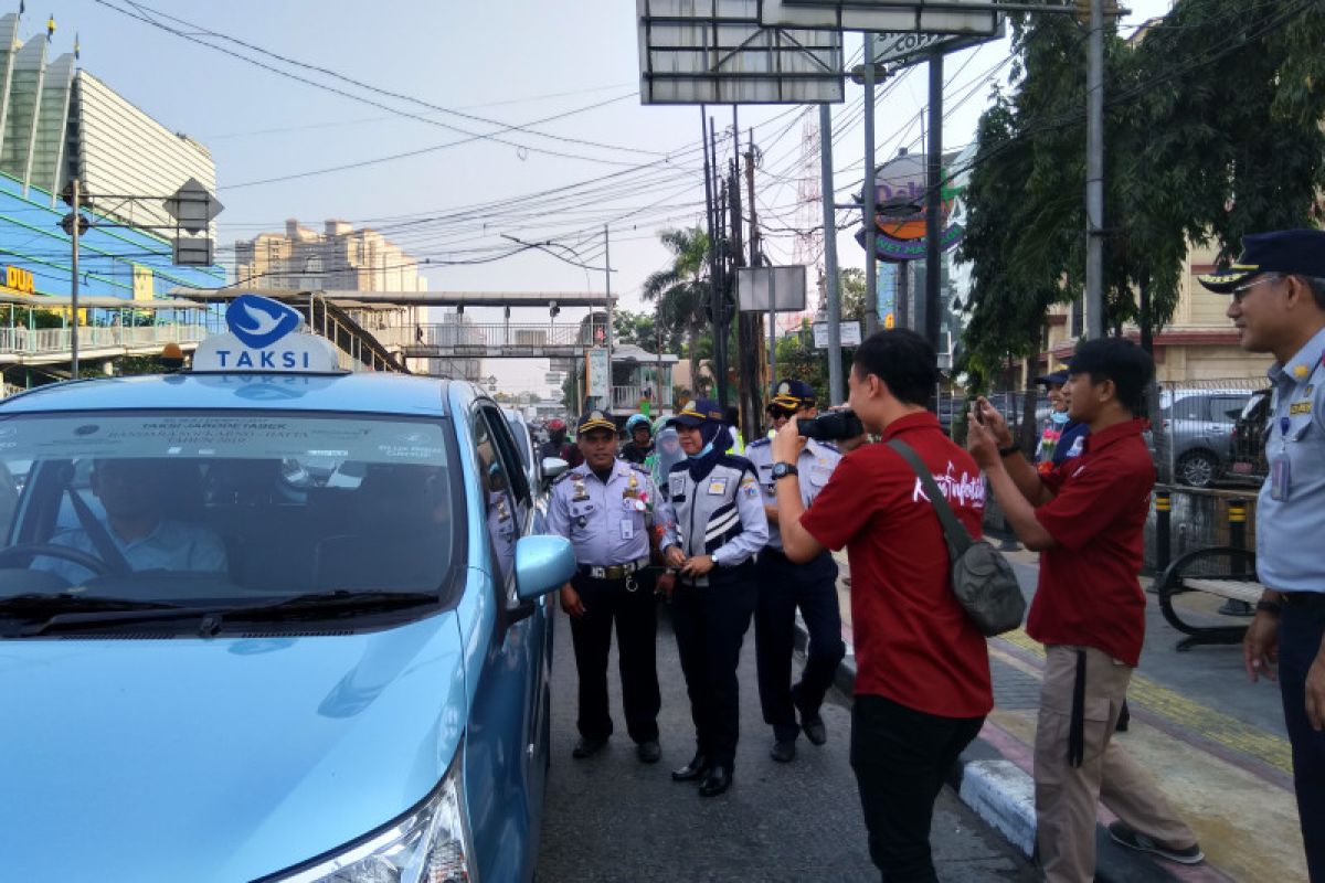 Perluasan ganjil genap, Sudin Perhubungan Jakut bagi bunga untuk warga