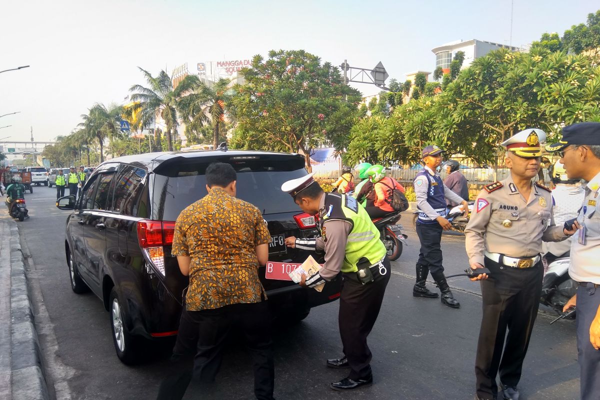 Mobil dinas kementerian terjaring razia ganjil genap di Gunung Sahari