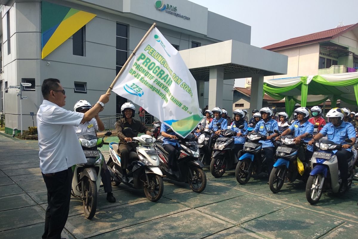 Mengurangi risiko kecelakaan, BPJS Ketenagakerjaan bagi-bagi helm ke pekerja