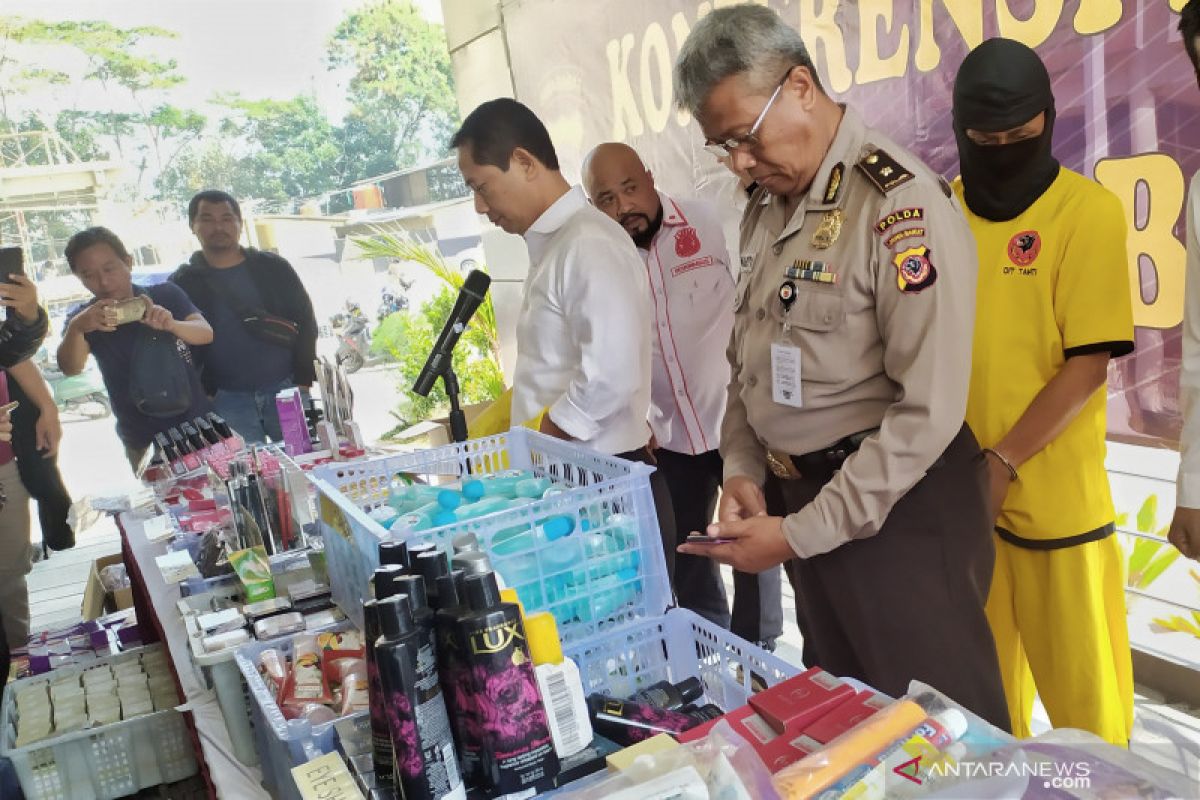 Polda Jabar sita ratusan ribu produk kosmetik kedaluarsa