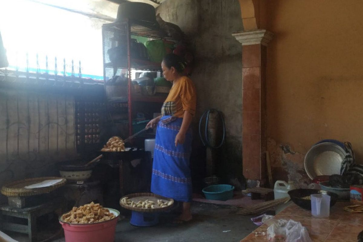 Dari Martabak dan Terang Bulan, warga Dasan Agung antarkan anaknya jadi sarjana