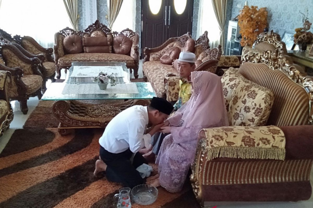 Jadi lagi anggota DPRD, Yamin cium kaki ibu