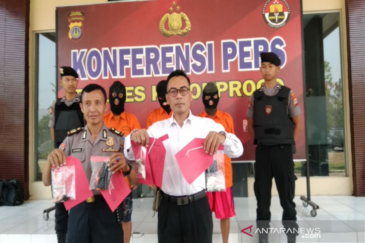 Polres Kulon Progo menangkap tiga tersangka anggota sindikat narkoba