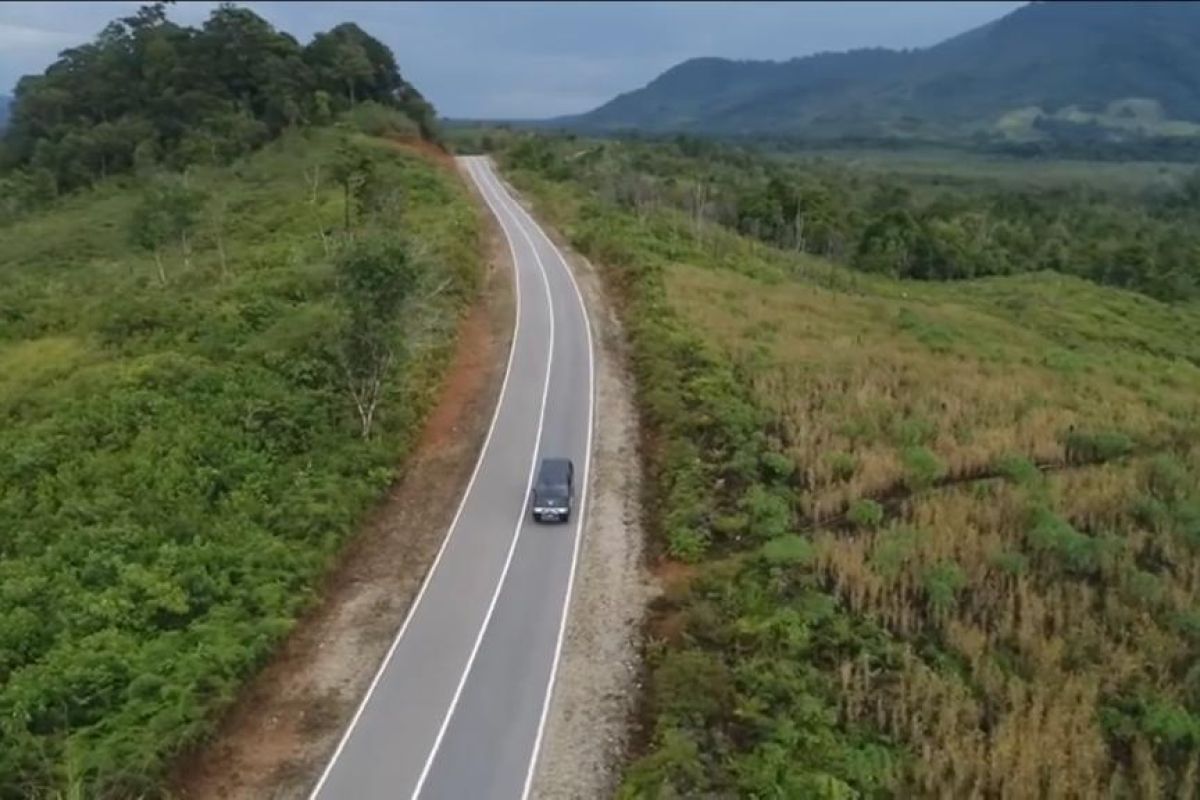 Government to enhance border parallel road construction in Kalimantan