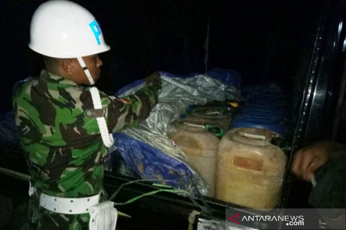 Personel TNI gagalkan penyelundupan 500 liter minyak tanah