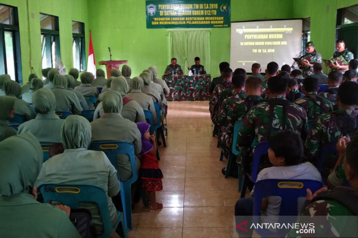 Prajurit Kodim Aceh Jaya dapat penyuluhan hukum tentang UU ITE