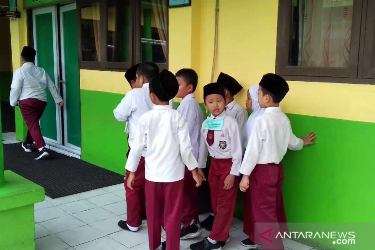 Karhutla Riau - VIDEO - Murid SD di Pekanbaru dipulangkan lebih awal karena udara tercemar asap