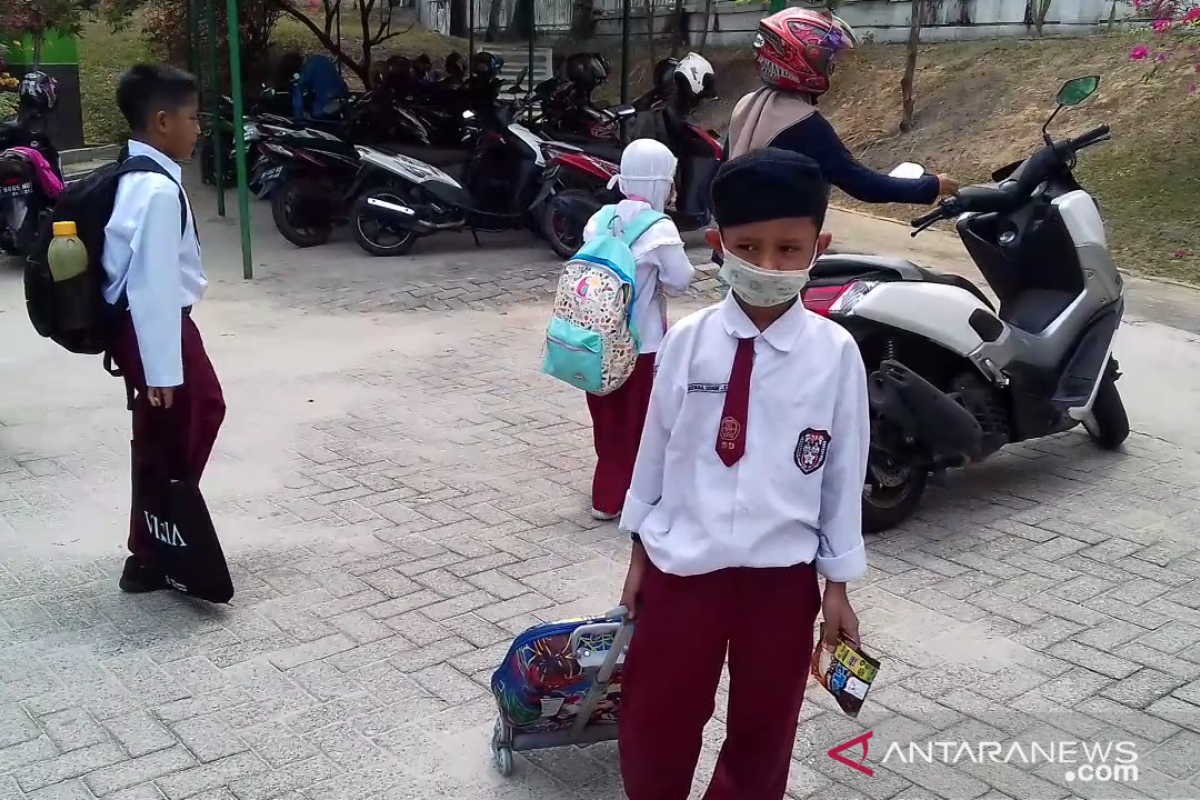 Karhutla Riau - Sudah ada sekolah di Pekanbaru libur karena asap