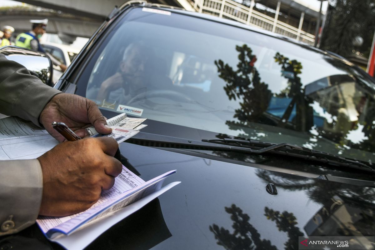 Delapan pengendara berplat nomor palsu di Jatinegara ditilang polisi