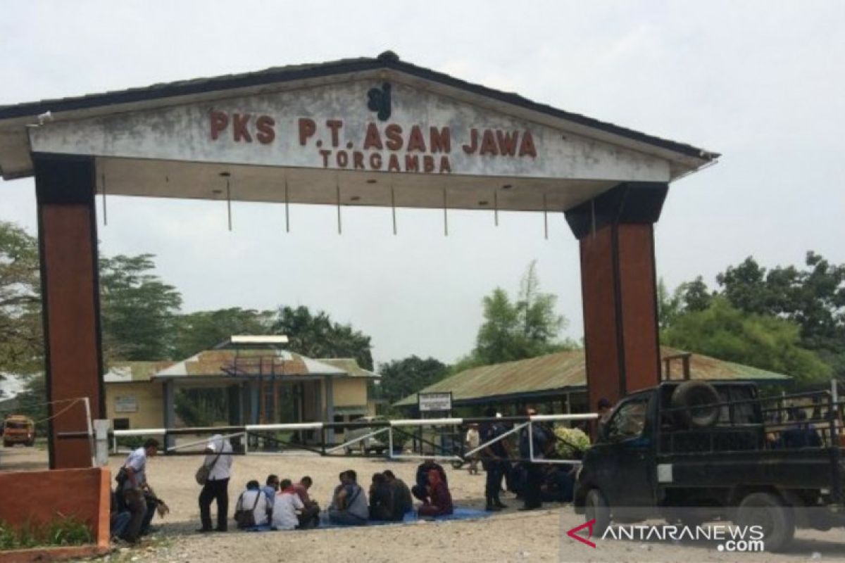 Sungai tercemar limbah, warga demo PT Asam Jawa