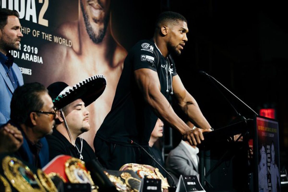 Anthony  Joshua berharap tinju putri diadakan di Saudi