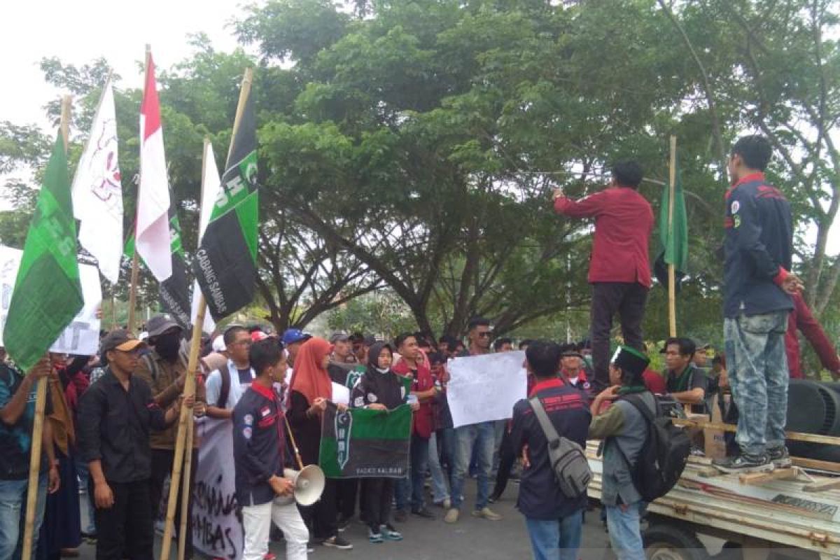 Demo mahasiswa warnai prosesi pelantikan anggota DPRD Sambas