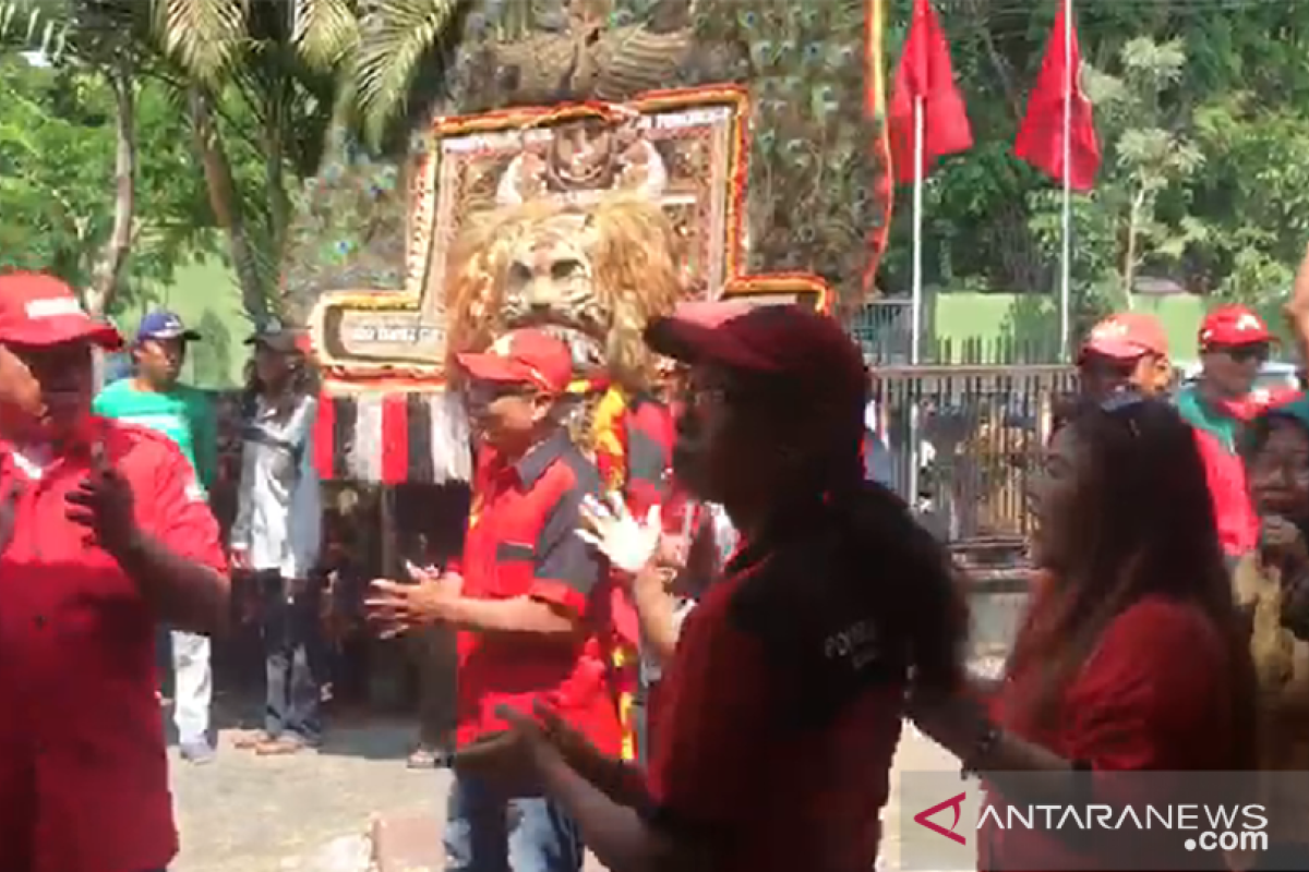 Arak-arakan reog kawal pendaftaran Armudji sebagai cawawali