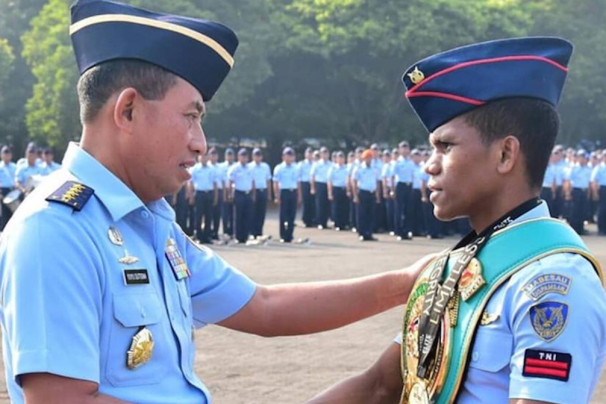 Kepala staf TNI AU beri penghargaan kepada Pratu Ongen Saknosiwi