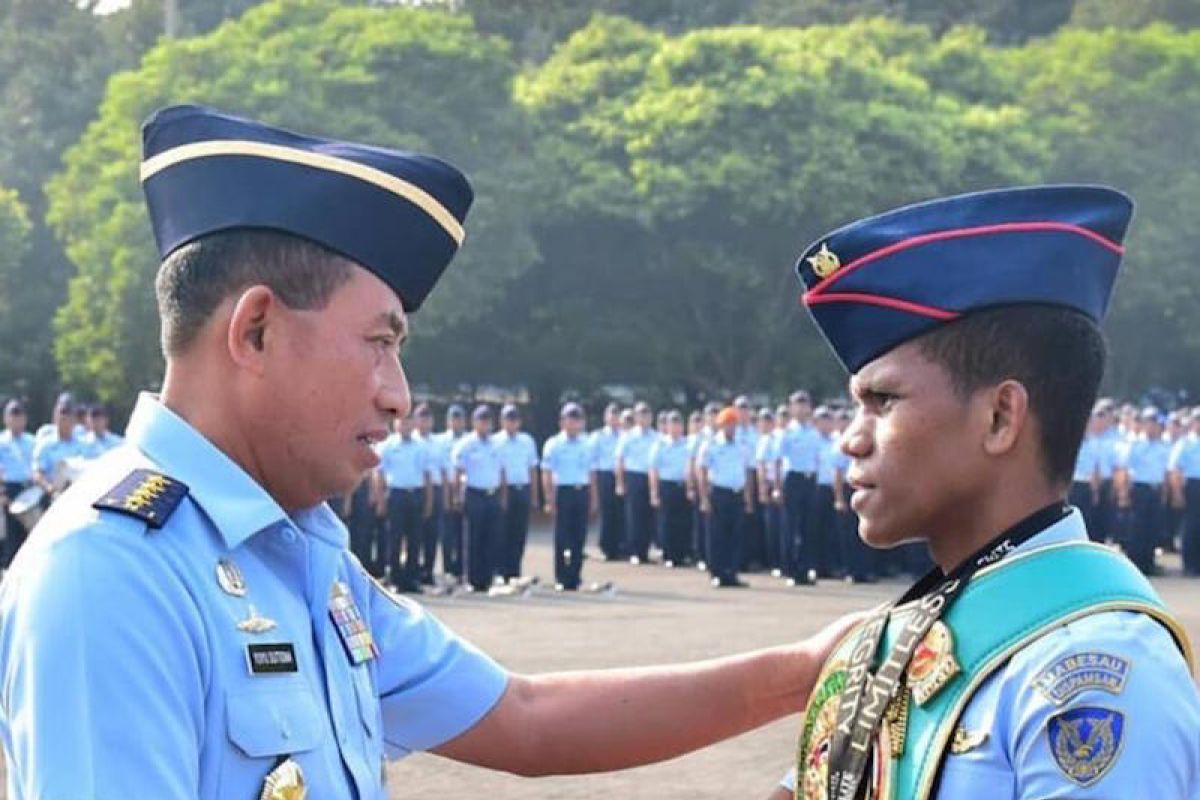 Juara tinju WBC, Pratu Ongen Saknosiwi diberikan penghargaan oleh Kepala staf TNI AU