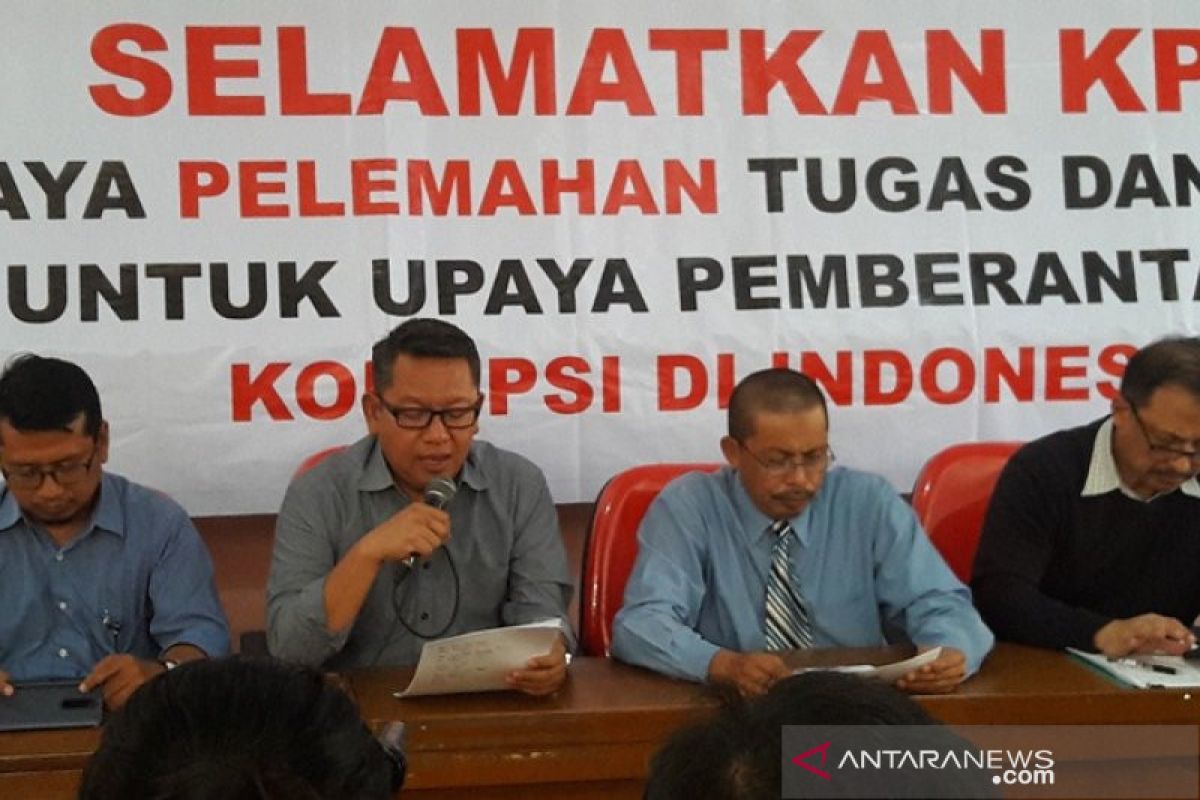 UII meminta DPR batalkan revisi UU KPK