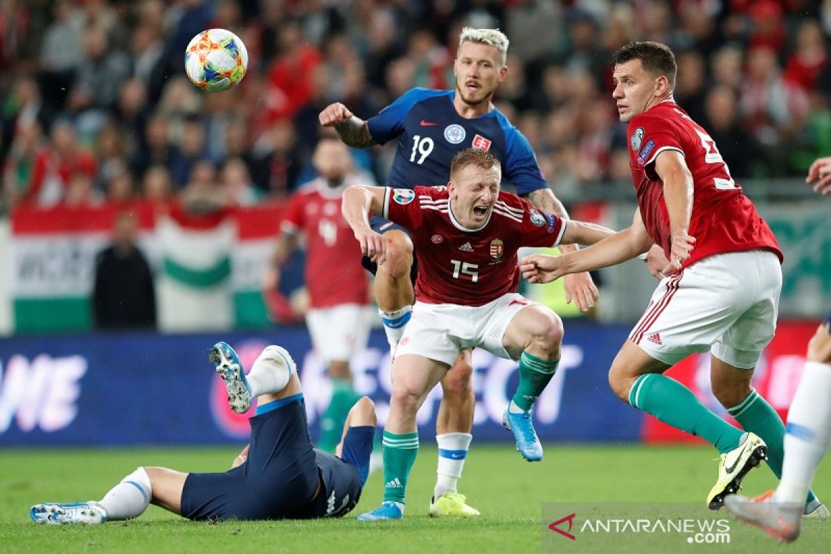 Karena pendukungnya rasis, UEFA hukum Hongaria dan Slovakia