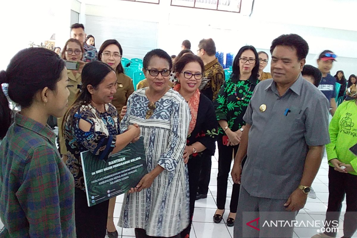 Menteri PPPA serahkan bantuan kelompok perempuan di Kepulauan Sangihe