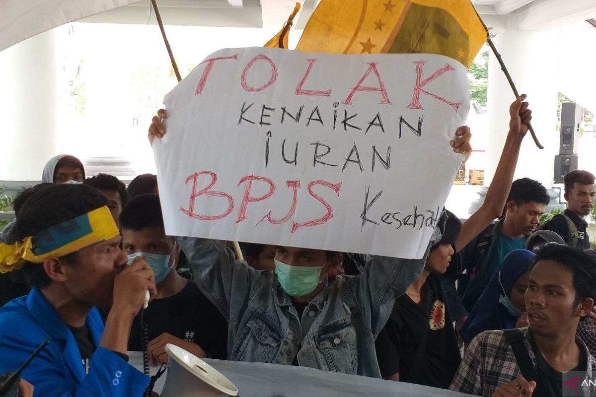 Mahasiswa PMII berorasi di lobi Kantor Gubernur menolak BPJS Kesehatan