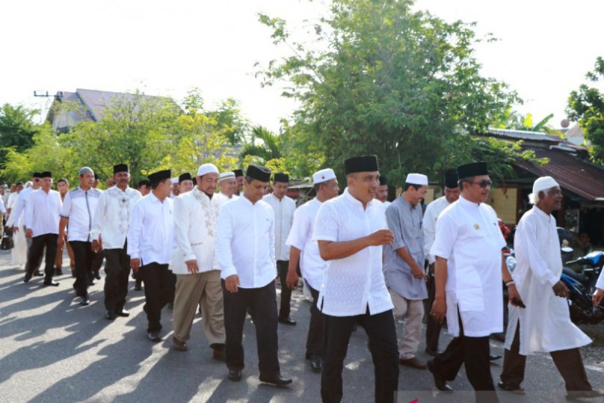 Bupati Aceh Barat dan pejabat jalan kaki sambut  Tahun Baru Islam