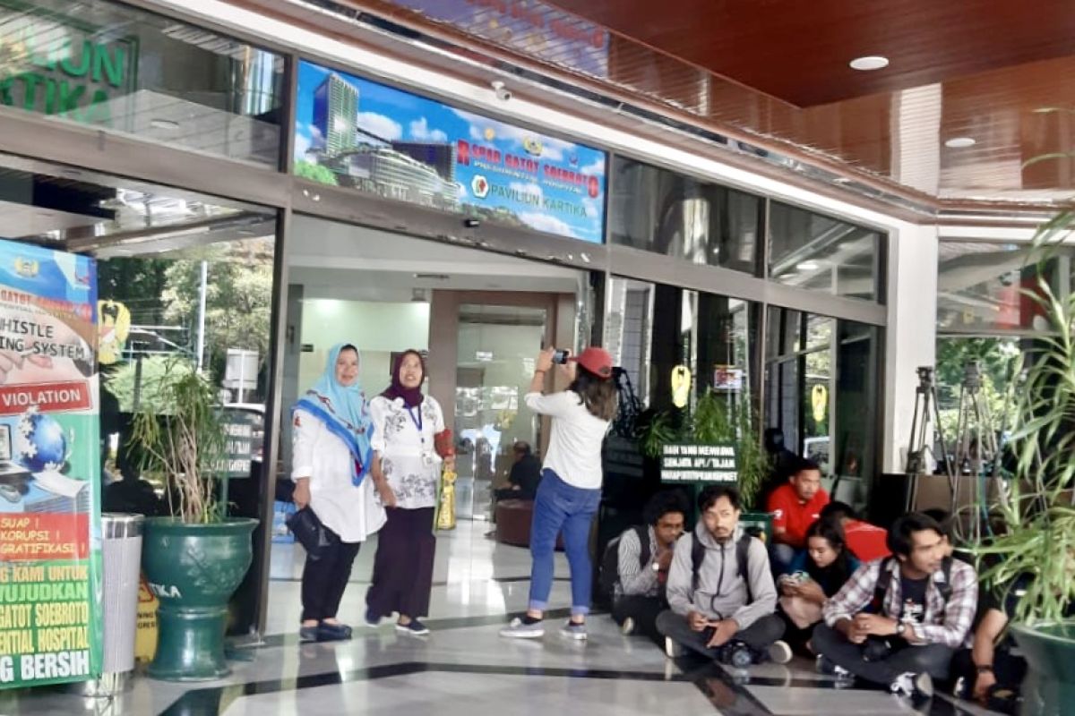 Awak Media berkerumun di Pavilun Kartika tunggu kabar tentang Habibie