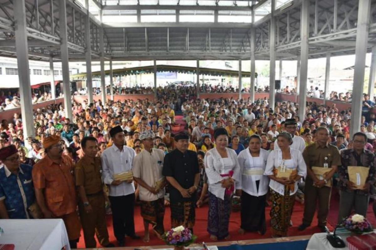 Pemkab Karangasem serahkan ribuan 