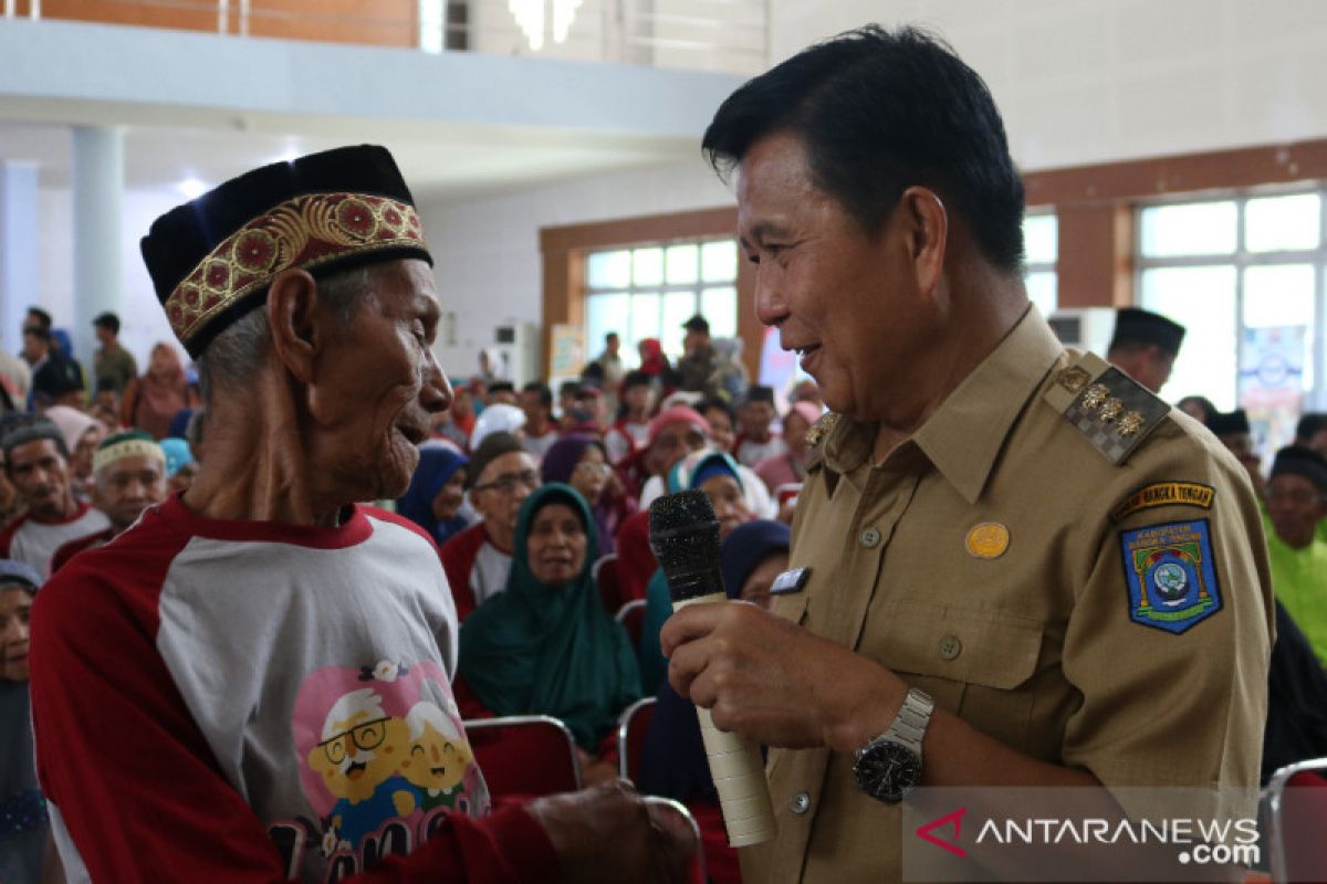 600 warga lansia di Bangka Tengah terima uang jaminan sosial