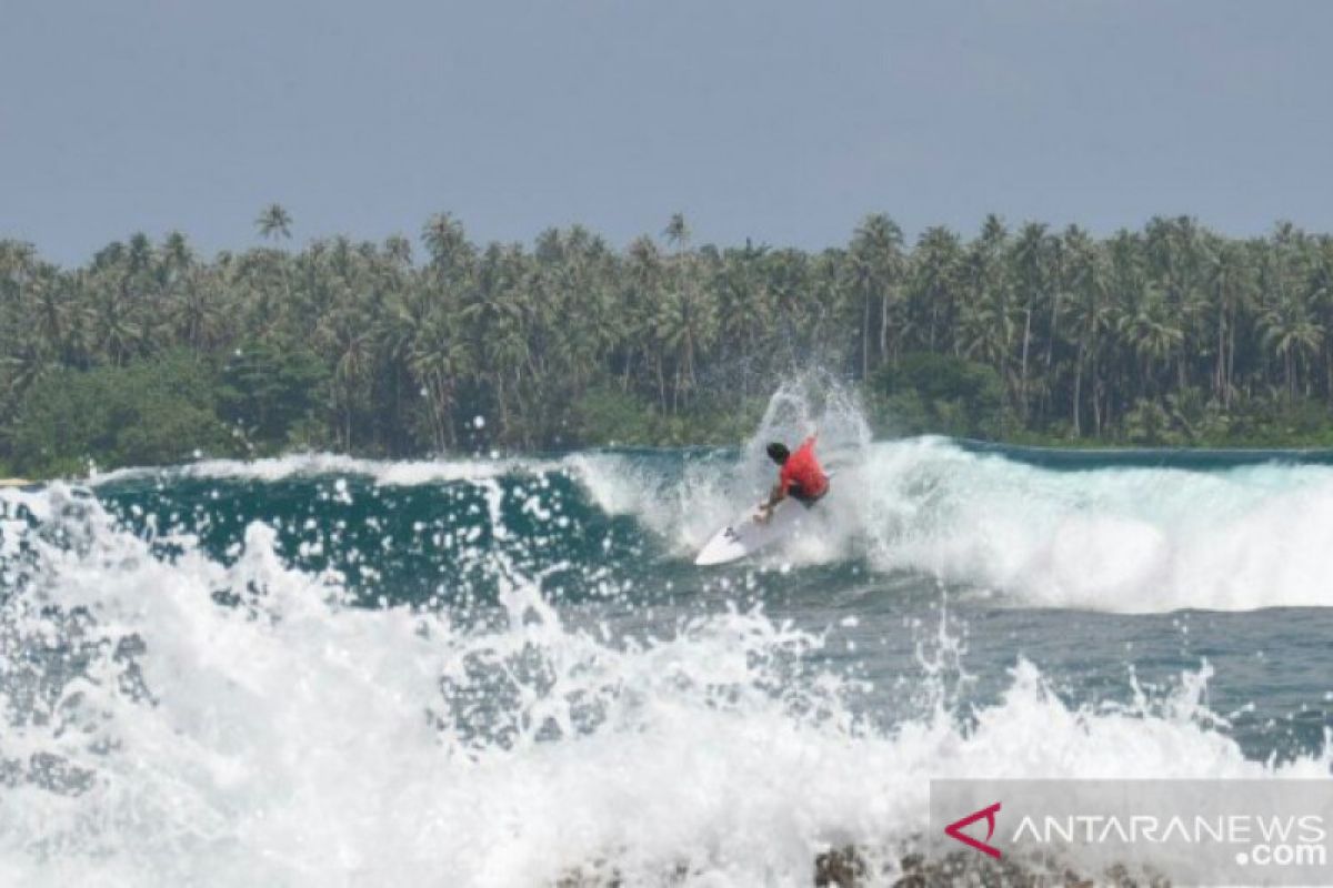 Peselancar dunia bersaing taklukkan ganasnya ombak di Pantai Sorake Nias