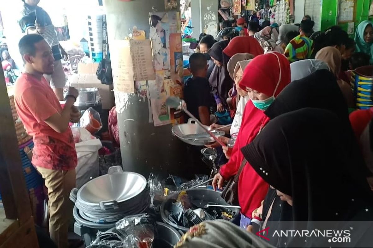 Warga Parepare padati pasar belanja peralatan dapur di 10 Muharram