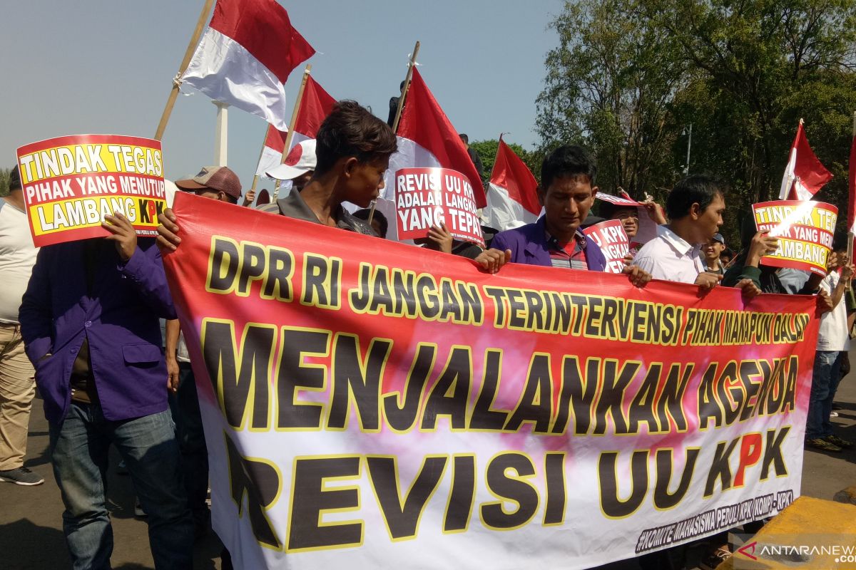 Kelompok mahasiswa ini demo dukung DPR revisi UU KPK