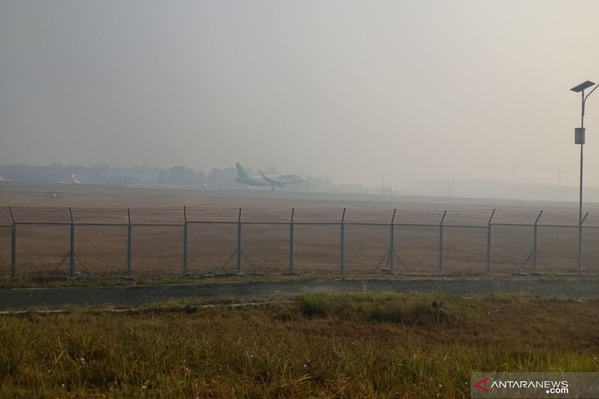 Akibat asap, sejumlah penerbangan tertunda di Bandara Syamsudin Noor