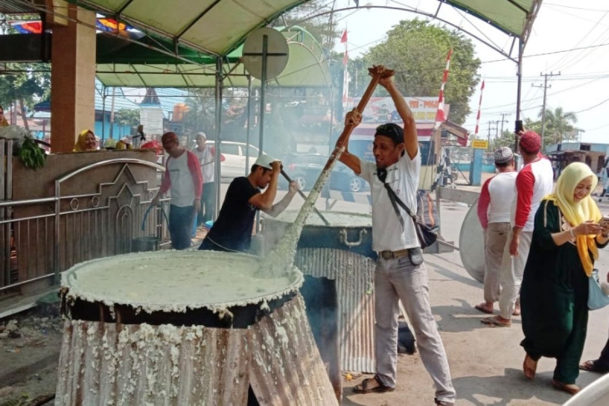 Tradisi membuat bubur asyura tetap disambut antusias masyarakat