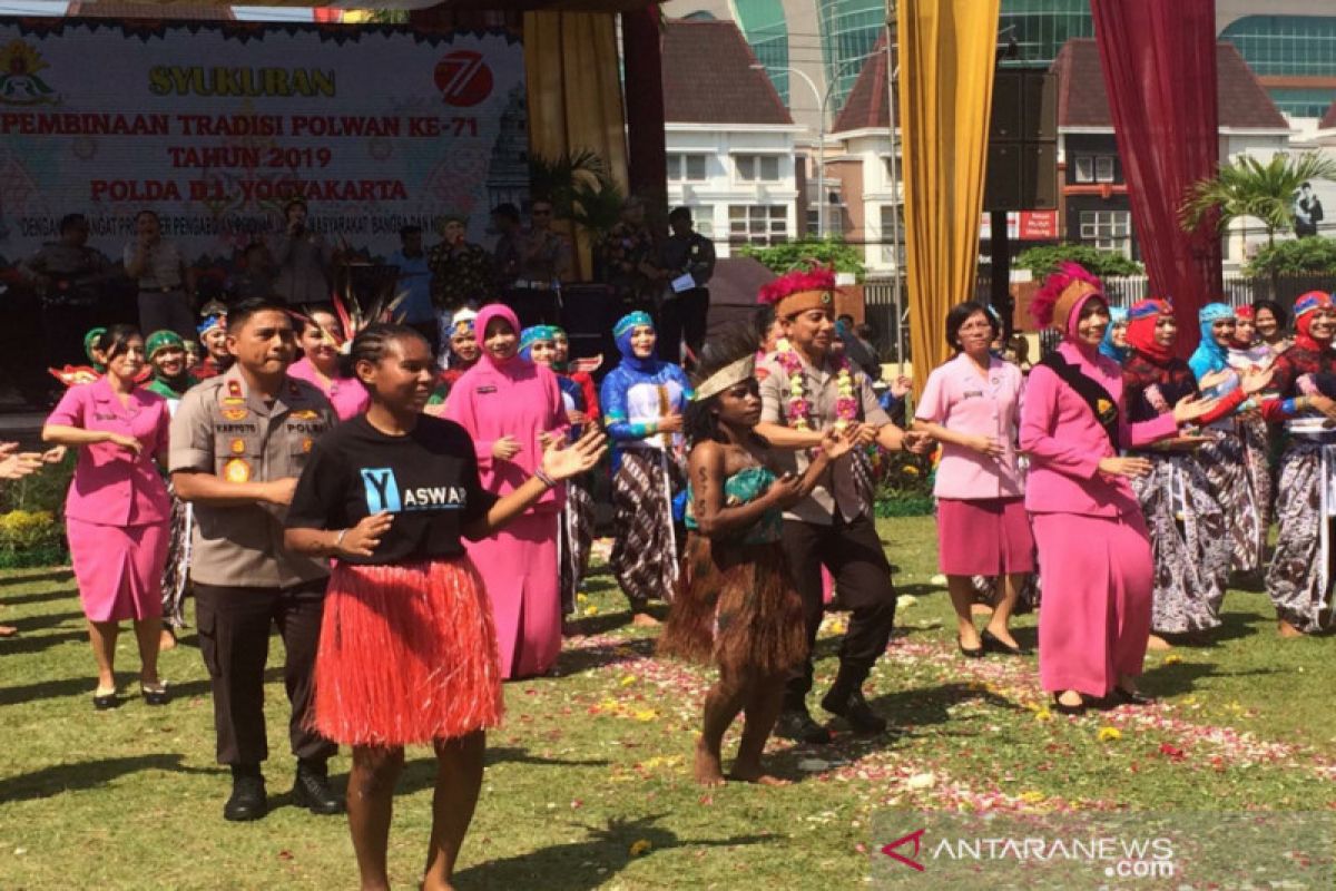 Polda DIY ajak pelajar asal Papua merayakan HUT Polwan