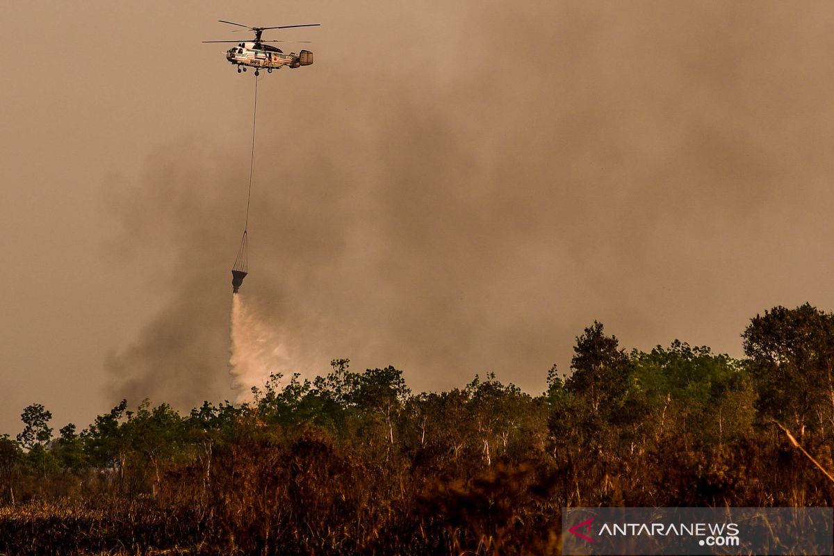 Heli pemadam Karhutla di Sumsel sudah tumpahkan 42 juta liter air