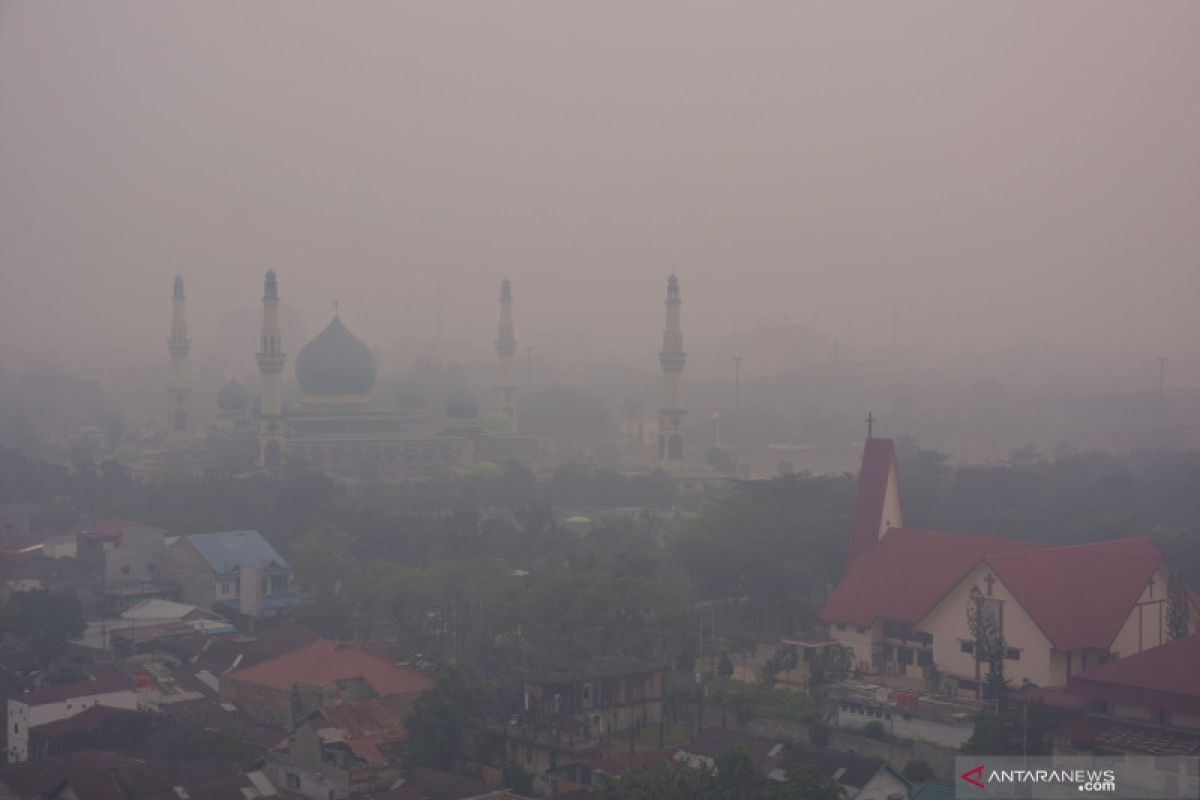Karhutla Riau - Asap Pekanbaru makin pekat, puluhan siswa SDN 153 mendadak terserang ISPA