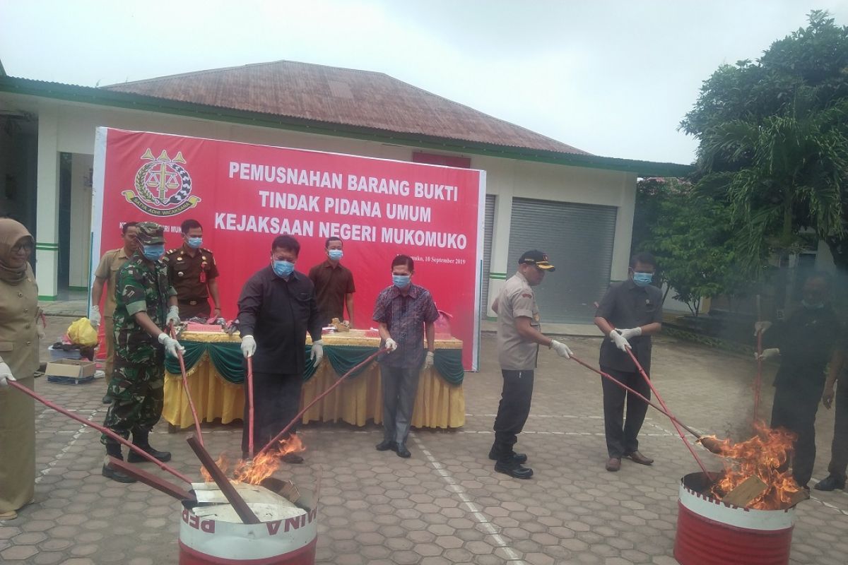 Kejari Mukomuko musnahkan barang bukti tindak pidana umum