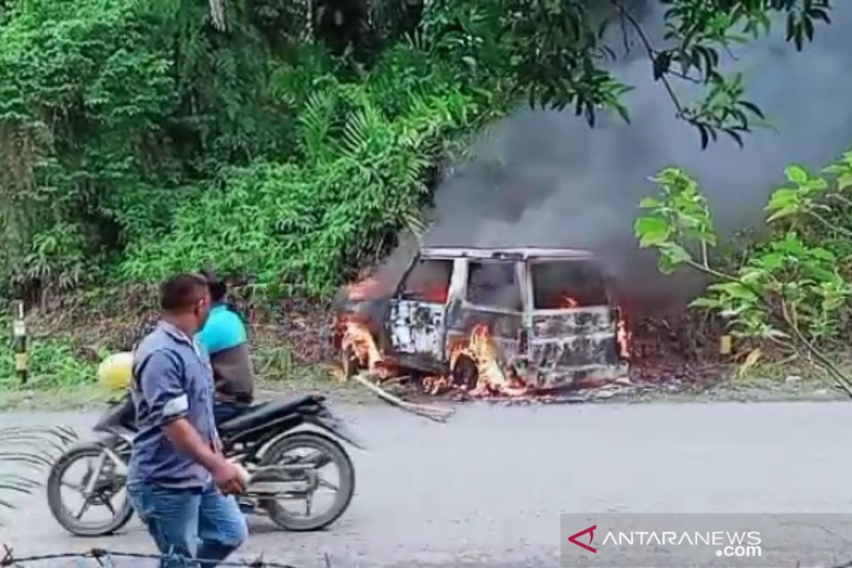 Massa bakar mobil diduga milik pencuri ternak di Aceh Barat