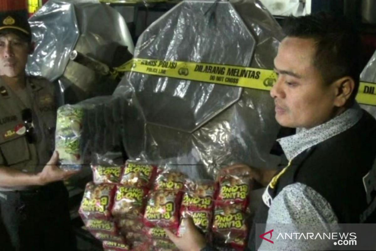 Polrestabes Surabaya gerebek pabrik makanan ringan ilegal