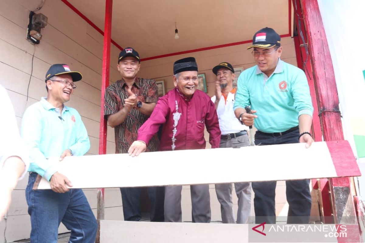 Peringati Dies natalis ke-32 Politeknik Negeri Padang bedah rumah warga miskin