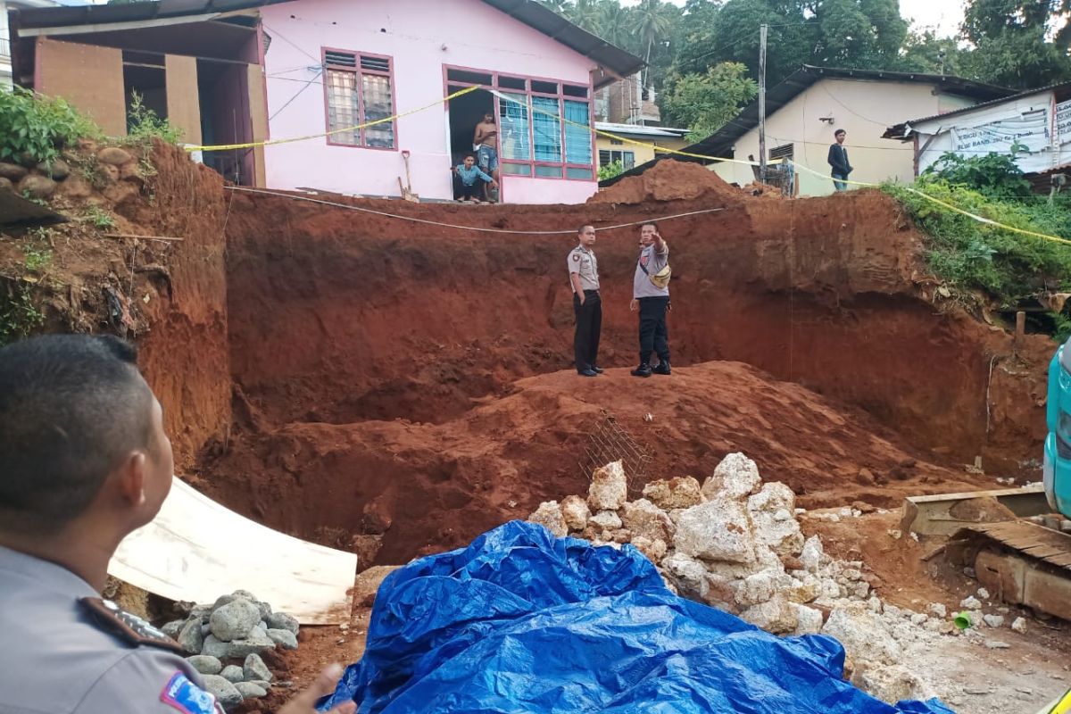 Dua pekerja bangunan tewas tertimbun longsor di Ambon