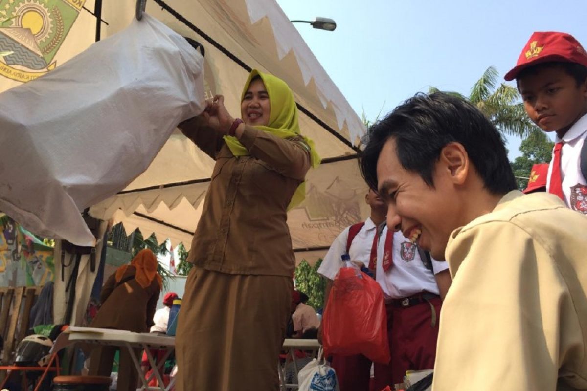 SIswa belajar mengelola sampah di Festival Al Azhom