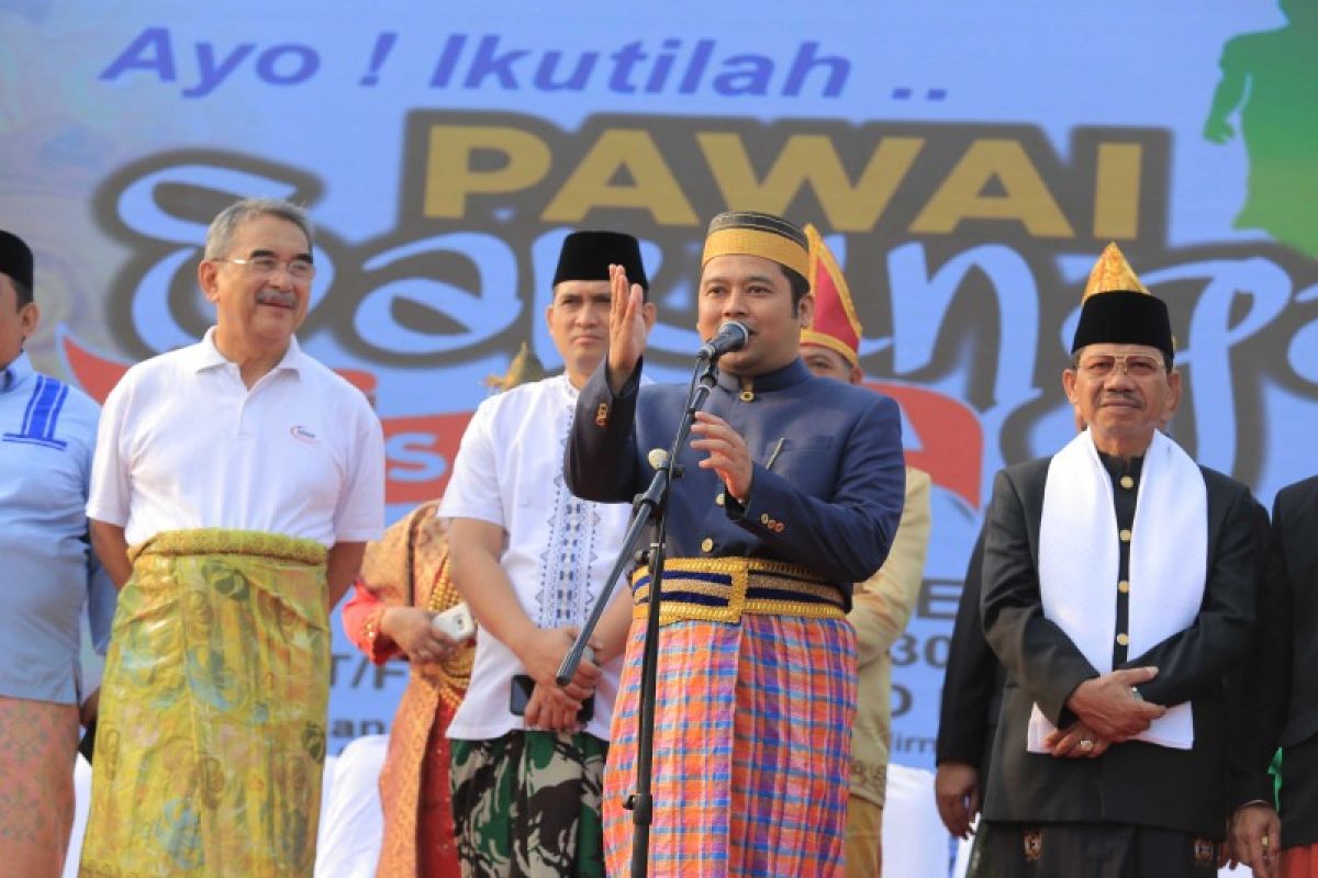 Presiden Dunia Melayu Dunia Islam Terpukau Festival Sarungan