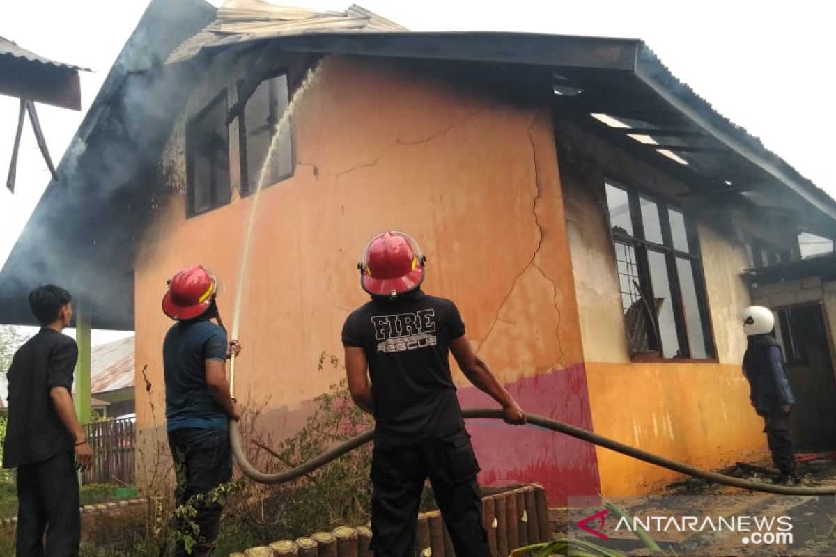 Gedung Sekolah Dasar di Dharmasraya terbakar, dua unit mobil Damkar dikerahkan padamkan api